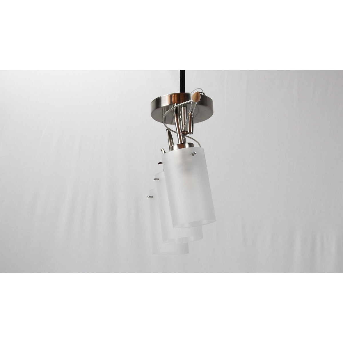 LAMP. SEMI COLGANTE NÍQUEL SATINADO 3L E27 60W