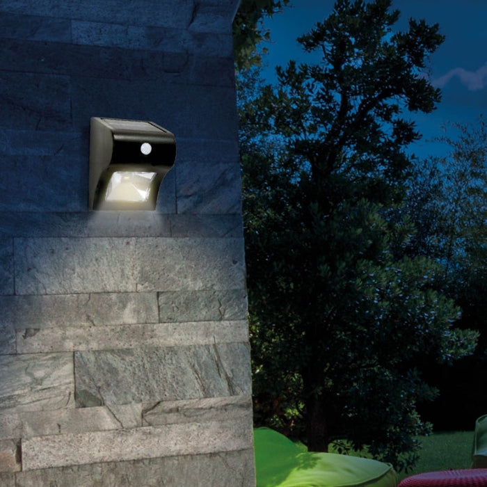 LAMP. LED EXT. PARED NEGRO 0.50W 4V 6500K (CON SENSOR DE MOVIMIENTO Y FOTOCELDA)